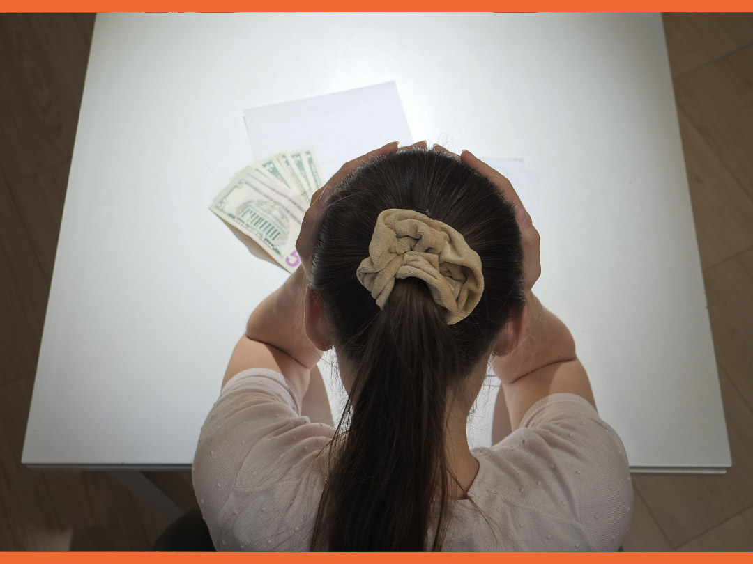 Mujer disgustada por inversiones inapropiadas que hizo.